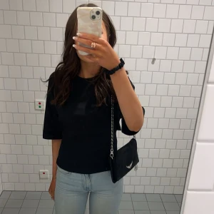 Topp - Svart knyt topp från Gina Tricot i storlek S