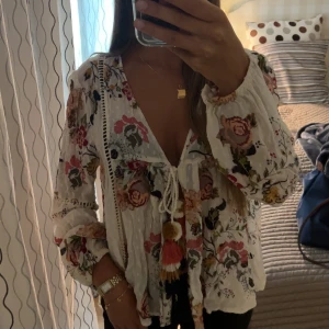 Knytblus från Zara blommig - Somrig och fin!