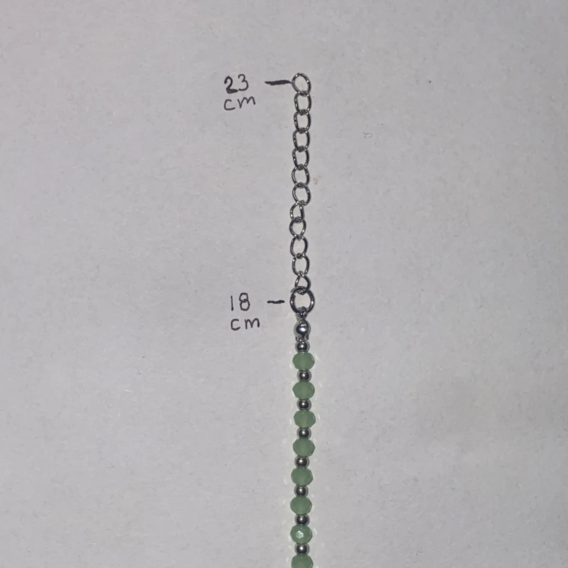 Två pärlarmband i vitt och grönt - 4