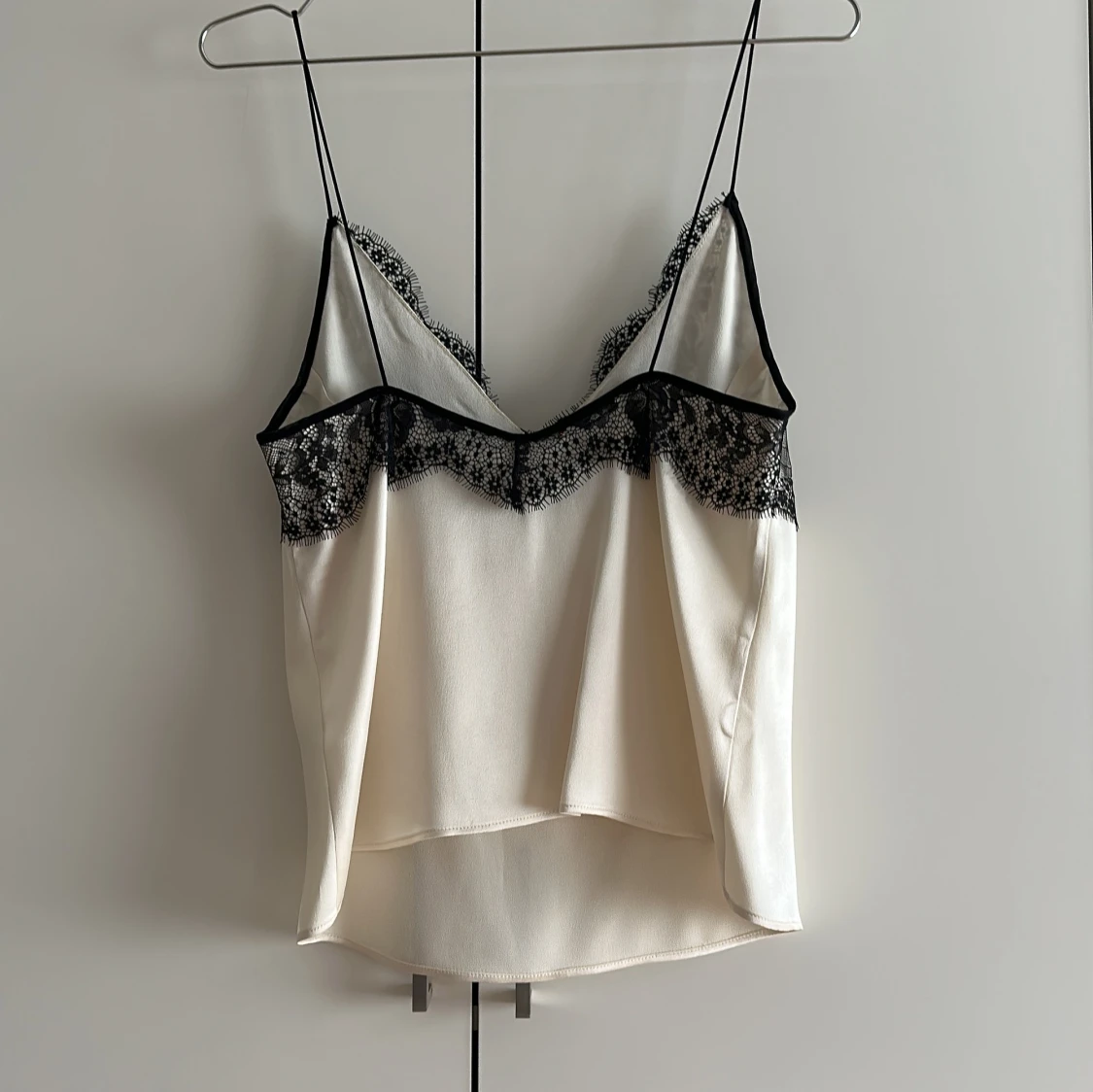 Vit sidenliknande topp med spets från Zara - 1