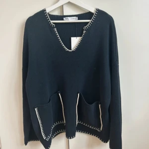 Blå stickad tröja - Mörkblå stickad tröja med vita sömmar! Så snygg😋💕stark XS men ganska oversize