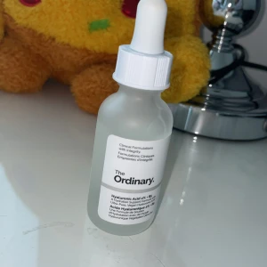 The Ordinary Hyaluronic Acid 2% + B5 - Fuktboostande serum från The Ordinary med hyaluronsyra 2% och B5. Kommer i en frostad glasflaska med pipett för enkel applicering. Perfekt för att ge huden extra återfuktning och glow.            Ordinariepris: 130kr