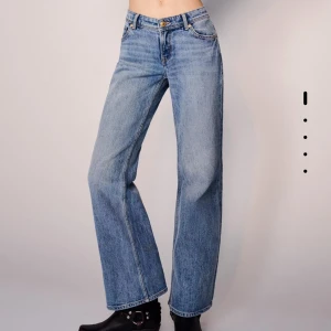 Ljusblå low-rise bootcut jeans från Bershka - Fina ljusblå jeans från Bershka med en bootcut design. Jeansen är låg-midjade och är tillverkade i bomullsdenim. Perfekta för en avslappnad och trendig look. 🩵Endast använda ett fåtal gånger.