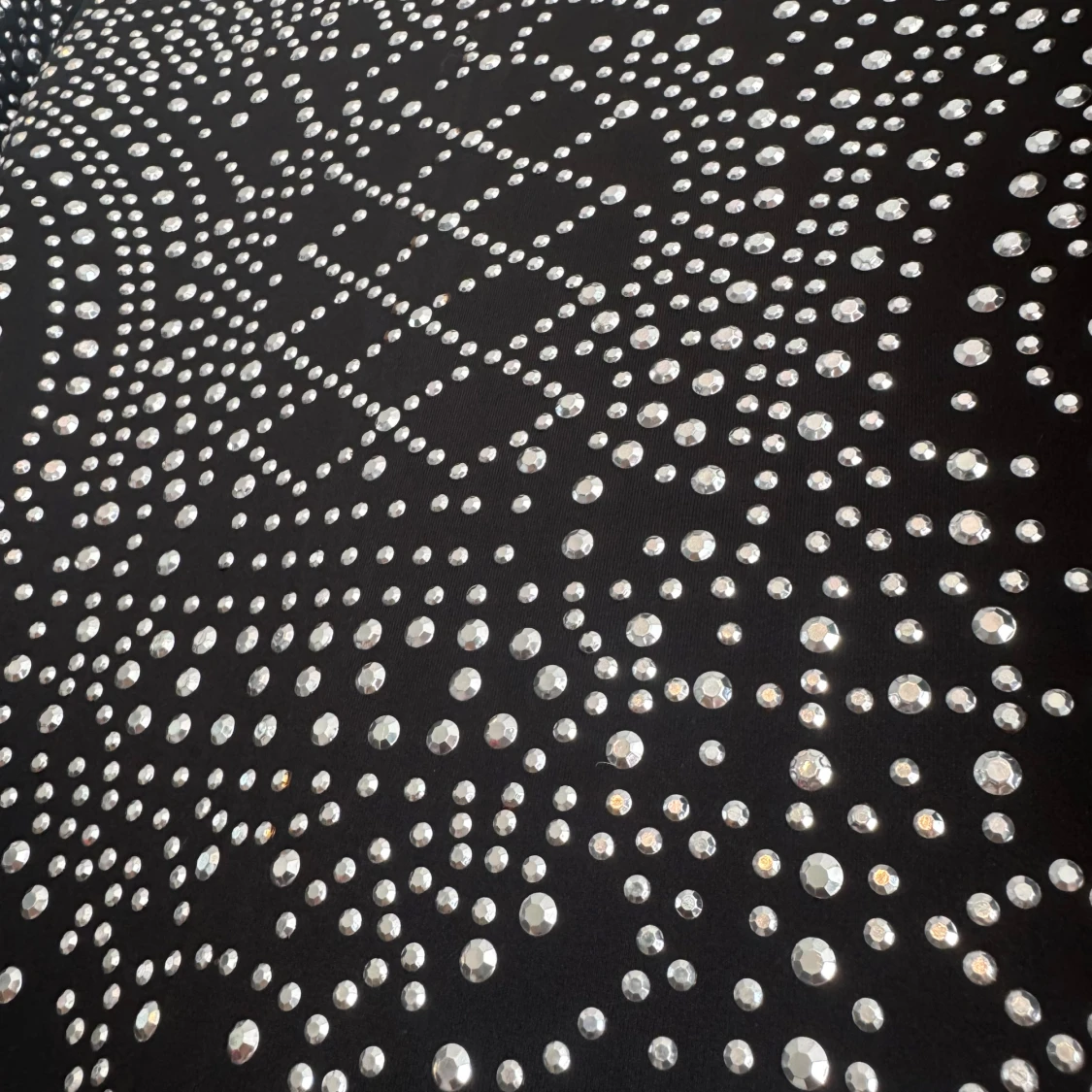 Svart glittrig kort klänning med pärlor - 4