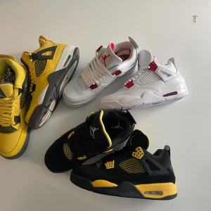Nike Air Jordan 4 i olika färger - Säljer flera par Nike Air Jordan 4 sneakers. Vita oanvända är i storlek 41, dom gula storlek 44 men är mindre i storleken så dom passar till str 43 och dom svartgula är i storlek 42, alla är ändast testade 2 gånger ungefär. Dom vita ingår det box till. Passa på nu, först till kvarn!!
