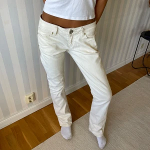 Beiga låga bootcut jeans  - Älskar denna färg på jeans som gör de väldigt unika men också super roligt att styla. Skriv för mer mått✨