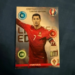 Cristiano Ronaldo (limited edition) - Ett fotbollskort som föreställer Cristiano Ronaldo i en Portugal tröja, kortet är i bra skick. Det är ett perfekt tillskott till samlare eller personer som vill utöka sin kollektion med ett kort som föreställer en sån stor ikon som Ronaldo. Vid minsta fundering eller prisförslag, tveka inte på att höra av er!