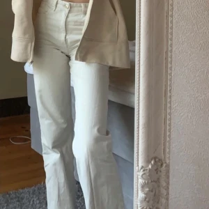 Jeans - Zara - Krämvita jeans från Zara, som tyvärr har blivit för små!