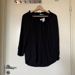 Odd molly blus  - Säljer en otroligt vacker odd Molly blus i svart färg med knappar vid bröstet. Från märket Odd Molly i storlek 1 som enligt deras storleksguide motsvarar en storlek S/M. Stor i storlek. SAMPLE. Mycket fint skick, jag hittar inga synlig anmärkningar eller defekter.  