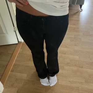 Svarta bootcut jeans - Säljer ett par svarta lågmidjade bootcut jeans från ONLY i storlek S (EU 27/34) Använda ett fåtal gånger. Jag är 170 cm och Jensen går till marken på mig.