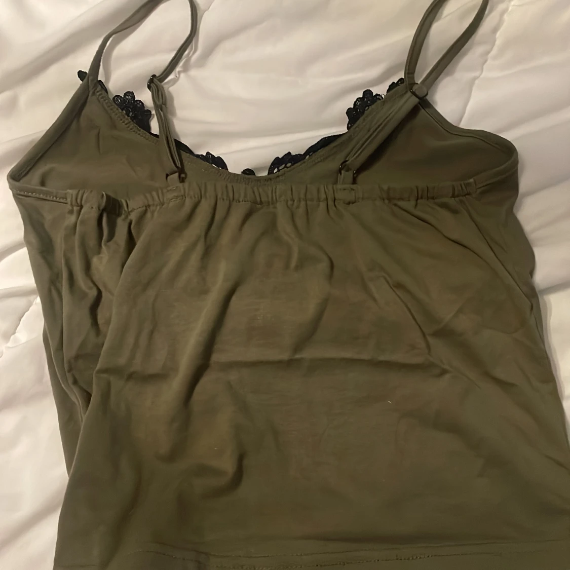 Olivgrön linnetopp med spetsdetalj - 2