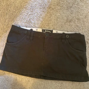 Lågmidjad jeans kjol - Jätte snygg Lågmidjad jeans kjol. Vet inte vart den är ifrån då jag köpte den i Spanien! Stor M