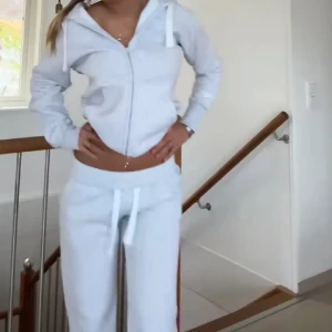 Russemerch byxor - Säljer ett par super fina russemerch byxor i storlek xs, säljer då ja råka köpa 2 par, aldrig använda och fick precis hem💞