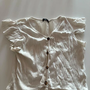 Vit ribbad blus från SHEIN - Jätte söt blus från shein, perfekt till stranden eller ut och bara hitta på nåt 