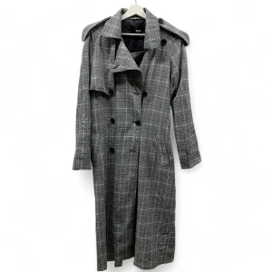 Grå rutig trenchcoat från BikBok - Snygg grå trenchcoat från BikBok i rutigt mönster. Jackan har klassisk dubbelknäppning, bälte i midjan och långa ärmar. Perfekt för dig som vill ha en stilren och trendig look med extra edge.