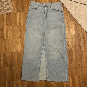 Ljusblå lång jeanskjol från Bershka - Lång jeanskjol från Bershka i ljusblå denim. Perfekt nu till sommaren och i höst. Använd fåtal gånger🩷