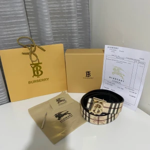 beige och svart Burberry-bälte - Säljer ett helt nytt Burberry-bälte i beige och svart färg som är 110 cm! Om du har några frågor eller om du vill ha mer bilder på specifika detaljer, tveka inte att höra av dig. Svarar snabbt! 😉