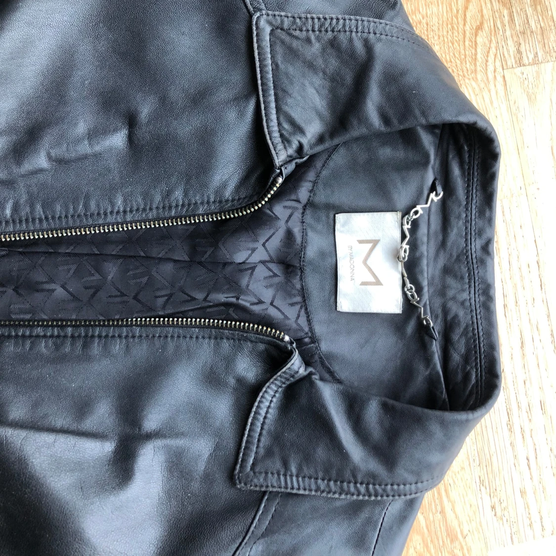 Svart skinnjacka H&M x Madonna strl S - 2