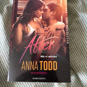 After: När vi möttes - En intensiv och känslosam berättelse om Tessa och Hardin, två unga vuxna vars världar krockar på college. Med passion, drama och starka känslor är detta en bok som fångar dig direkt. Perfekt för dig som gillar romantik och spänning! Aldrig läst så ny skick❤️