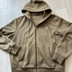 Polo Ralph Lauren kofta  - Säljer denna fina Polo Ralph Lauren kofta i storlek XL, jätte fint skick, hör av er vid frågor !