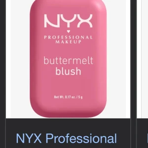 NYX Buttermelt Blush rosa - NYX Buttermelt Blush i en snygg rosa nyans. Kommer i en kompakt dosa med rundade kanter och innehåller 5 g. Perfekt för att ge kinderna en fräsch och naturlig färg med silkeslen finish.