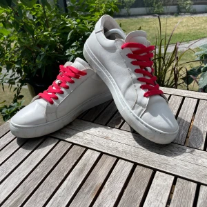 Vita Les Deux sneakers med röda skosnören - Unika Les Deux skor med röda snören | skick 8/10✅ (Ej original sulor o snören) Skriv vid frågor eller funderingar!