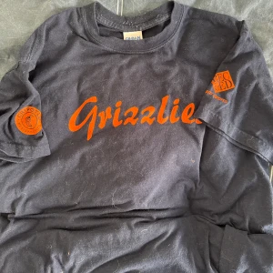 T-shirt “Grizzlies” – limited team edition - marinblå t shirt! använd inte, den är hårig på bilden men som självklart kommer tvättas & håras av innan försäljningen 💙 