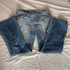 Lågmidjade jeans  - Säljer dessa jättesnygga low waist jeansen som tyvärr har blivit för korta på mig. Jättebra skick!🩷 Köp nu går bra eller skriv om du har frågor!