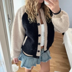 Bomberjacka - Såå snygg bomberjacka! Köpt i en liten butik i london! Kan användas som jacka ute eller kofta inne! Använd 1 gång 