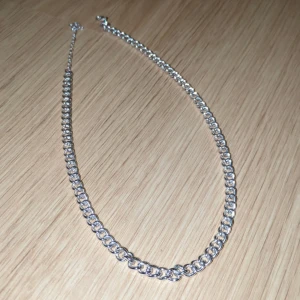 Kedjehalsband silver - Stilrent halsband i silverfärg med justerbar längd. Perfekt för att ge din outfit en sista enkel detalj. Kommer lätt till användning och är riktigt cool. 