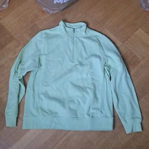 Ljusgrön half zip tröja från IZOD - Snygg ljusgrön tröja från IZOD med half zip och hög krage. Är en ljus limegrön i färgen. 🩷