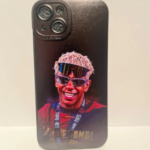 Mobilskal med fototryck och sporttema - Unikt mobilskal med tryck av lamine yamal. Färgerna är mörka med inslag av rött, blått och guld. Skalets yta är matt och motivet har tydlig sportkänsla.