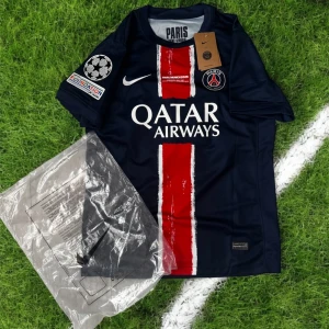 PSG Champions League tröja med D.Doue - 🏆 PSG CHAMPIONS LEAGUE FINAL 2025 TRÖJA – D. DOUÉ #14 🏆  Säljer en unik Paris Saint-Germain tröja från Champions League-finalen 2025 i München – PSG vs Inter.  ✅ Officiell design med Qatar Airways sponsor ✅ Tryck: FINAL MUNICH 2025 – PSG vs FC Internazionale Milano ✅ Spelarnamn & nummer: D. Doué #14 ✅ Champions League-märke + UEFA Foundation badge på ärmen ✅ Storlek: S ✅ Skick: Helt ny med tagg  🎯 Perfekt för samlare eller fans av PSG, Champions League eller ovanliga matchtröjor.