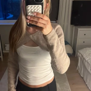 Bolero stickad - Använd ca 2-3gnr🩷 inga defekter.