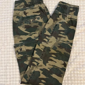 Cargobyxor camo Hollister XS - Snygga cargobyxor från Hollister. Byxorna har flera fickor och elastisk midja. Inte använda. Storlek xs. Inga defekter. 