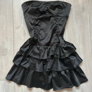 Svart klänning  - Söt klänning med volang🩷