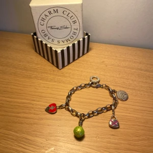 Berlock armband  - Supersnygga berlock armband märkt ”Thomas Sabo charm club”. 4 berlocker ingår men ingen av de är från Thomas Sabo. Jag säljer armbandet i befintligt skick, se bilder för egen bedömning. Jag har inte kunnat hitta någon”925” stämpel på själva armbandet, där av priset. Är inte säker på att den är äkta, kan vara en kopia Armbandet är ca 20cm långt Ask medföljer! Hör gärna av er vid frågor 💕