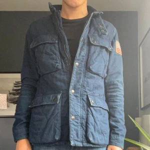 Ralph Lauren jacka - En skit snygg Ralph Laurent field jacket! | Jackan är rätt tjock så kommer passa perfekt till vintern också. | Riktigt bra kvalité och om man vill sticka ut är de denna man ska köpa! | Storlek S, passar M. | Modellen är 180, hör av er vid frågor!🌟 