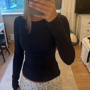 Långärmad tröja  - En långärmad mörkblå tröja från gina tricot! Jag använder den knappt längre så tänker sälja, den har ett litet hål i armhålan, men går självklart att sy igen❤️