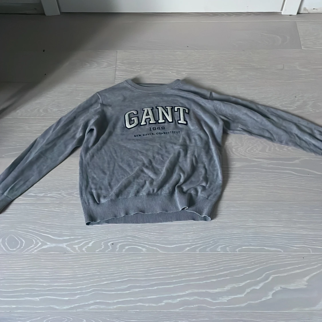 Grå GANT tröja med tryck