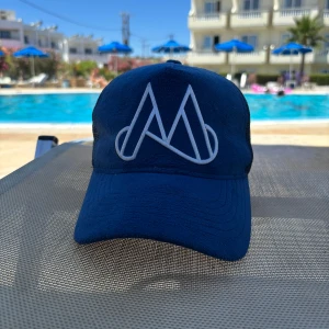 maggios keps  - säljer min blå vita maggiore keps perfekt keps säljer den för jag vill hitta en ny men en perfekt keps! pris kan diskuteras