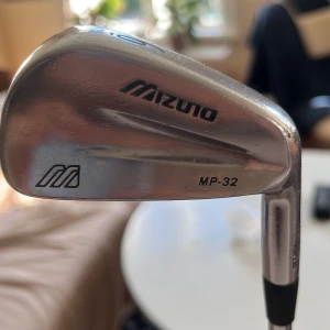 Mizuno MP-32 6-Järn - Klassiskt Mizuno MP-32 6-järn, Snygg design och skön känsla i slagen. Passar både nybörjare och erfarna golfare som vill ha kontroll och precision på banan. Säljer för jag har köpt nya klubbor och det är den enda i ok skick. Är tyvärr lite märke i klubba men merkte inte av något när jag slog den . Skickas ej