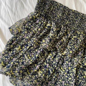 Blommig volangkjol  - Supersöt kort volangkjol från Vero Moda🩵Använd fåtalgånger därför den ej blev till användning💙