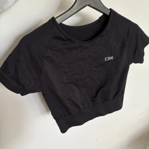 Croppat träningstopp - Suuuperfin svart croppad tränings tshirt från icaniwill i jättefint skick 💕💕