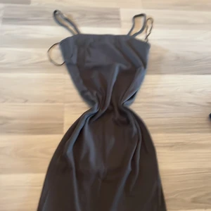 Två ribbade sommarklänningar med smala axelband - Säljer två stilrena klänningar med smala axelband. Ena är svart och den andra är ljusbeige med diskreta ränder. Båda är ribbade och har en tight passform som framhäver figuren. Perfekta för varma dagar och enkla att styla med sneakers eller sandaler.