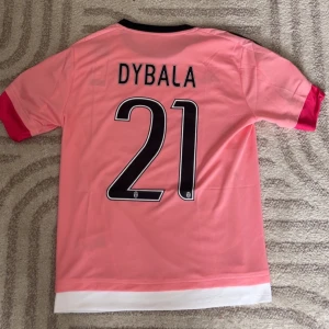 Dybala Juventus 14/15 - Replika Juventus tröja helt ny med tags med Dybala på ryggen. För fler bilder eller frågor tveka inte att skriva i dm. Fler tröjor i profilen. Se bio för tvätt anvisningar 