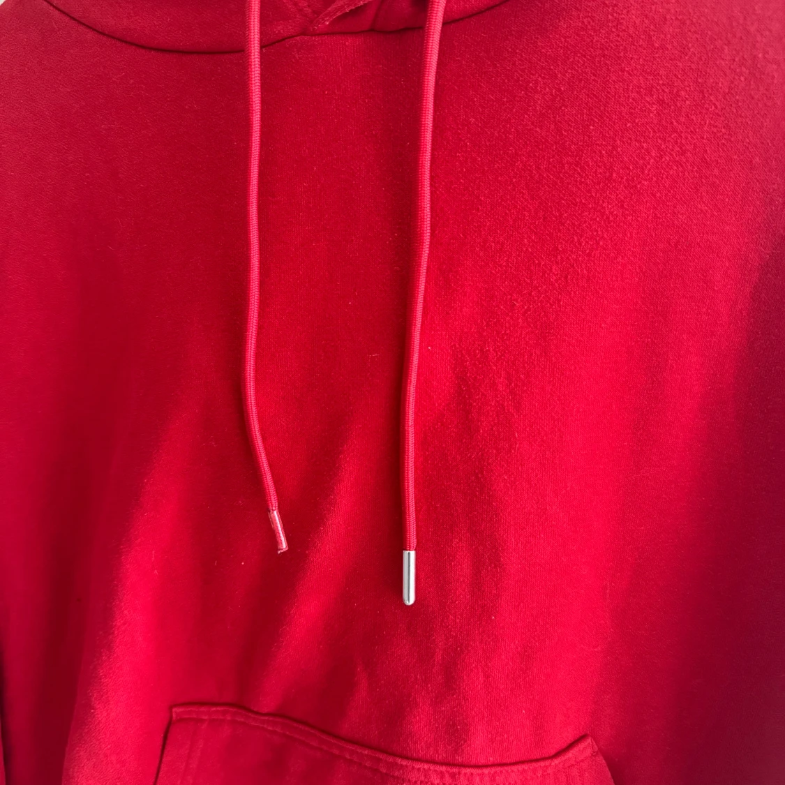 Röd hoodie med luva  - 1