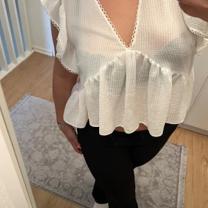 Vit blus med volang från NA-KD - Fin blus från Zara, storlek L sitter som M då den e ganska liten💞pris kan diskuteras!!