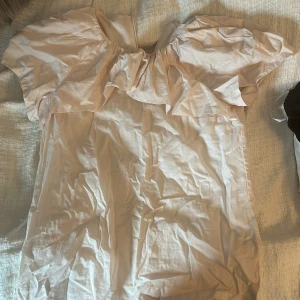 Ljusbeige blus med volangkrage - Supersöt ljusrosa topp med bolero, den stryks innan försäljning💕 Den är använd ett fåtalgånger och har en defekt på boleron som ej syns när den används. Den är i storlek 36 och är ifrån Cos.