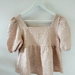 Rosefärgad blus - Supersöt rostfärgad blus med puffärmar som man kan ha åt båda håll. Den har en jätteliten fläck (skriv för bild) men inget som syns💕